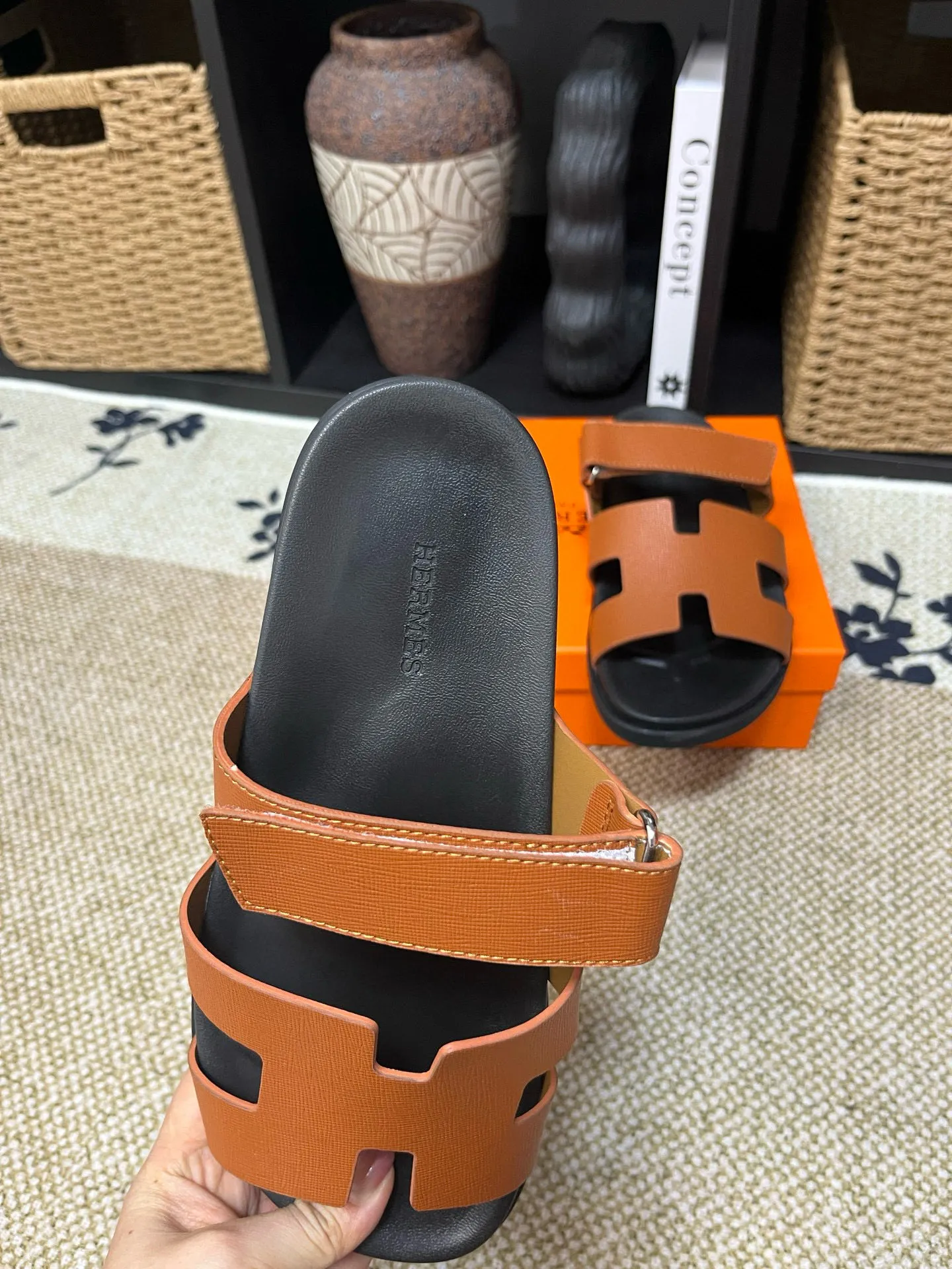 P300 Long-term stock Hermes men’s Kazimir slippers for couples - top quality woven calfskin functional sandals with intertwined uppers inspired by the “H” iconic pattern to create a casual look, perfect for summer. Imported cowhide + cowhide lining + TUP outsole Size: 35-46